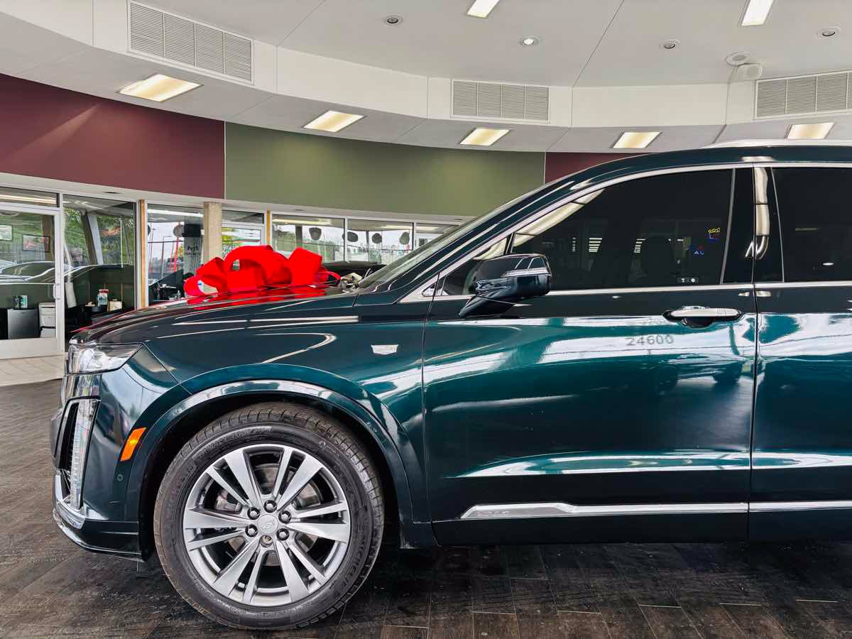 Used 2024 Cadillac XT6 Premium Luxury w/ Technology Package FWD image 19