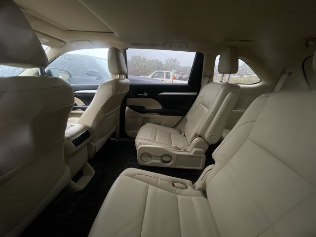 Used 2017 Toyota Highlander XLE AWD/4WD image 12
