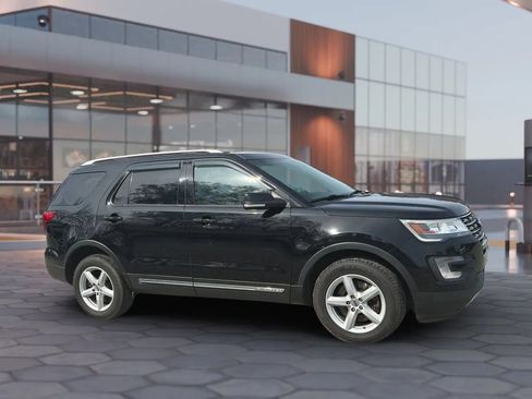 Used 2017 Ford Explorer XLT w/ Equipment Group 202A AWD/4WD image 15