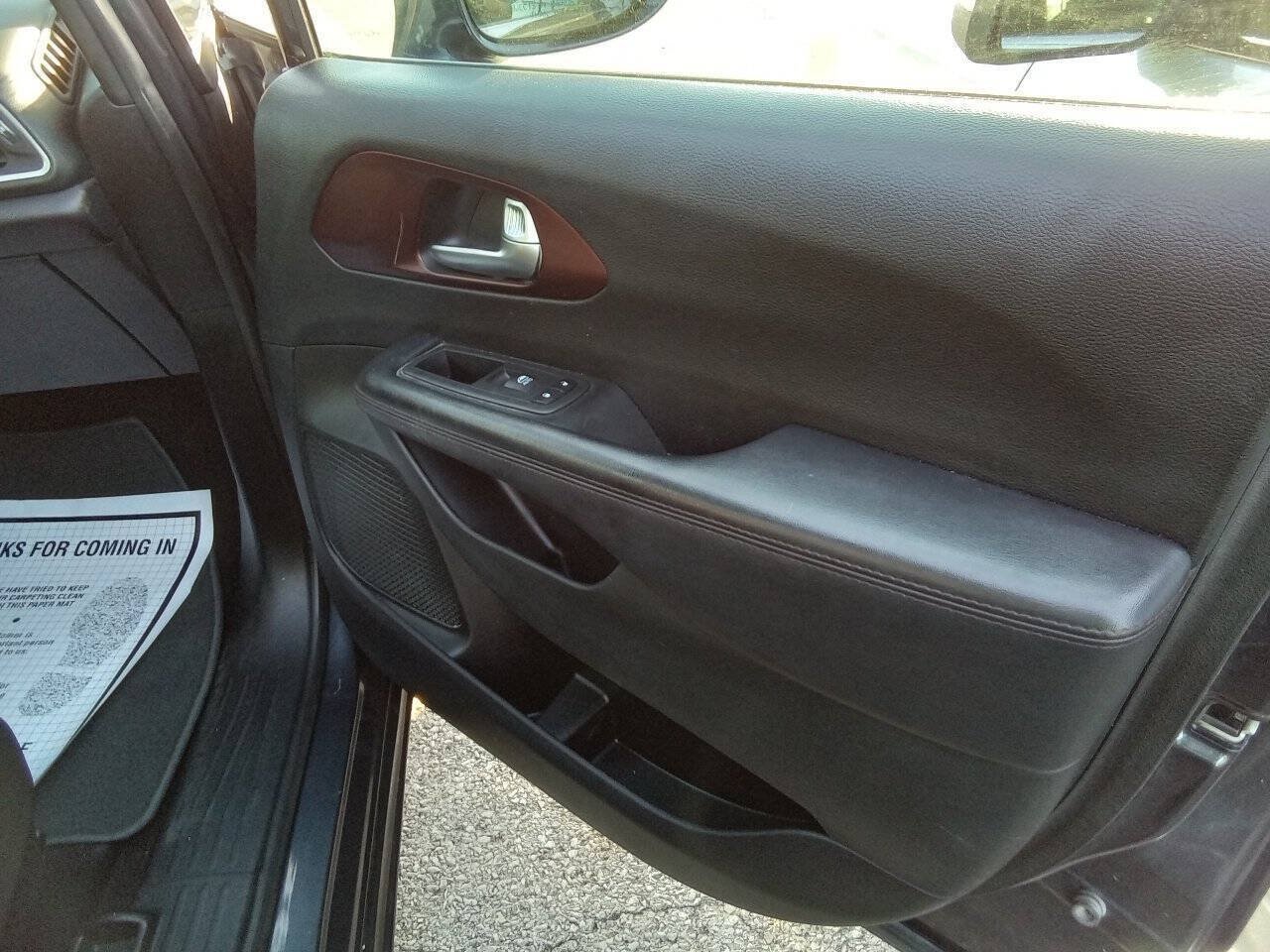 Used 2020 Chrysler Pacifica Touring-L FWD image 4