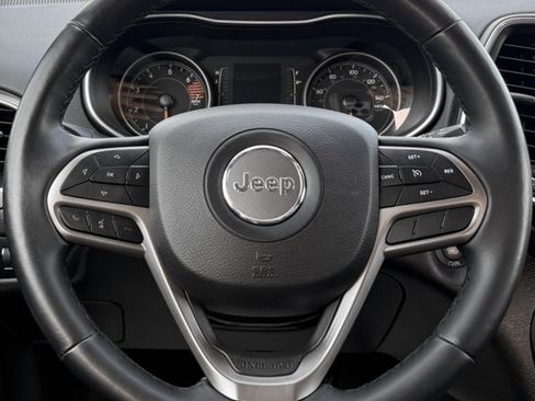 Used 2019 Jeep Cherokee Latitude Plus w/ Cold Weather Group AWD/4WD image 17