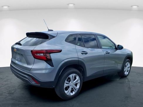 Used 2024 Chevrolet Trax LS FWD image 9
