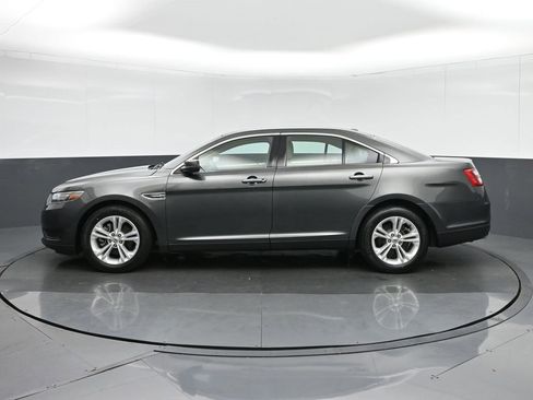 Used 2018 Ford Taurus SE image 4