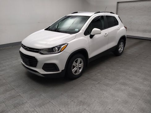 Used 2021 Chevrolet Trax LT w/ Driver Confidence Package FWD image 2
