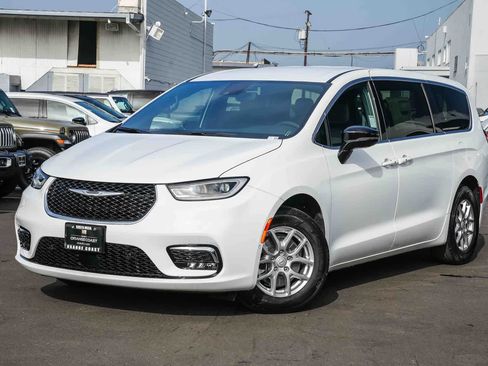 New 2026 Chrysler Pacifica Select image 1