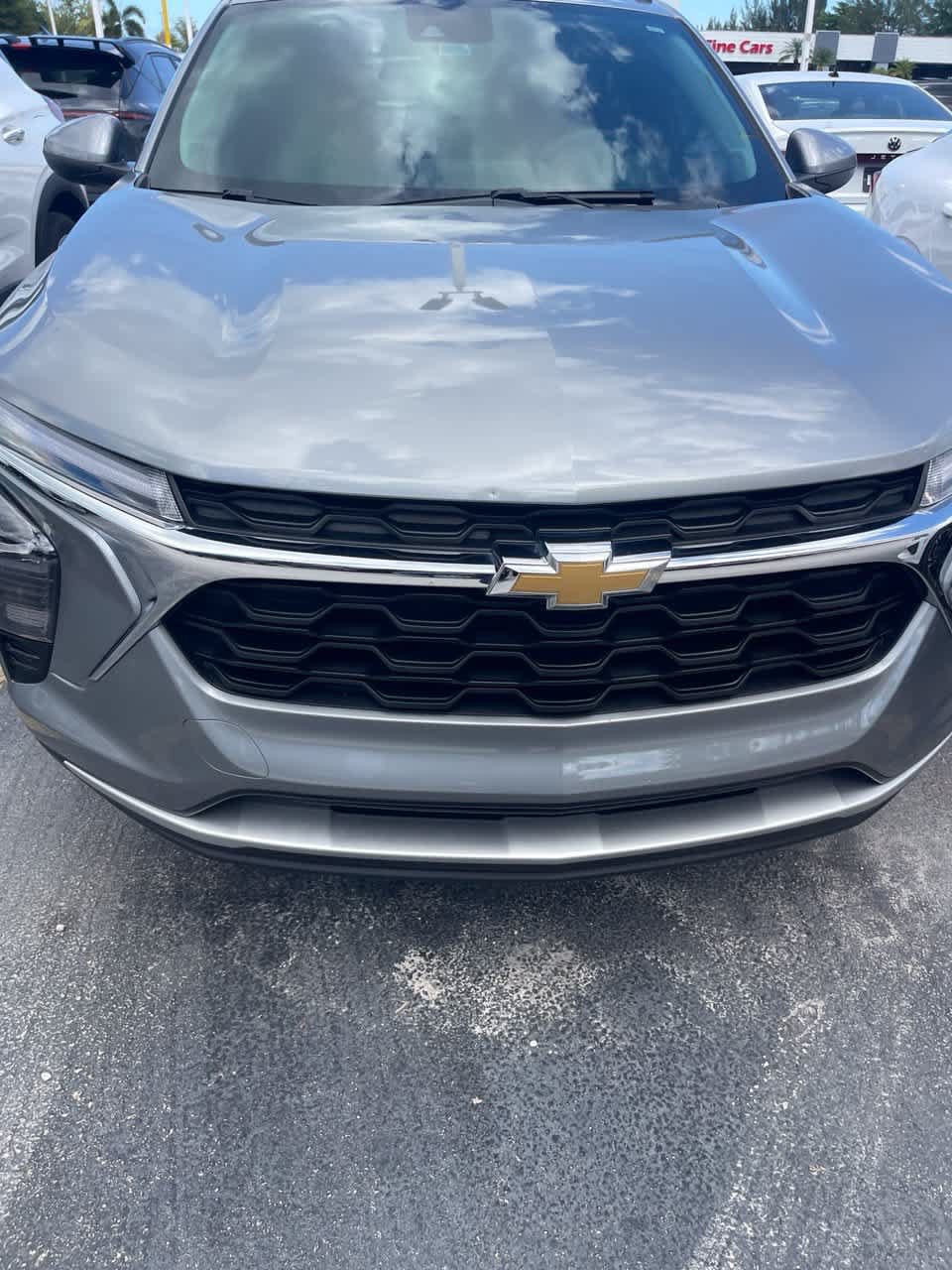 Used 2025 Chevrolet Trax LT FWD image 3