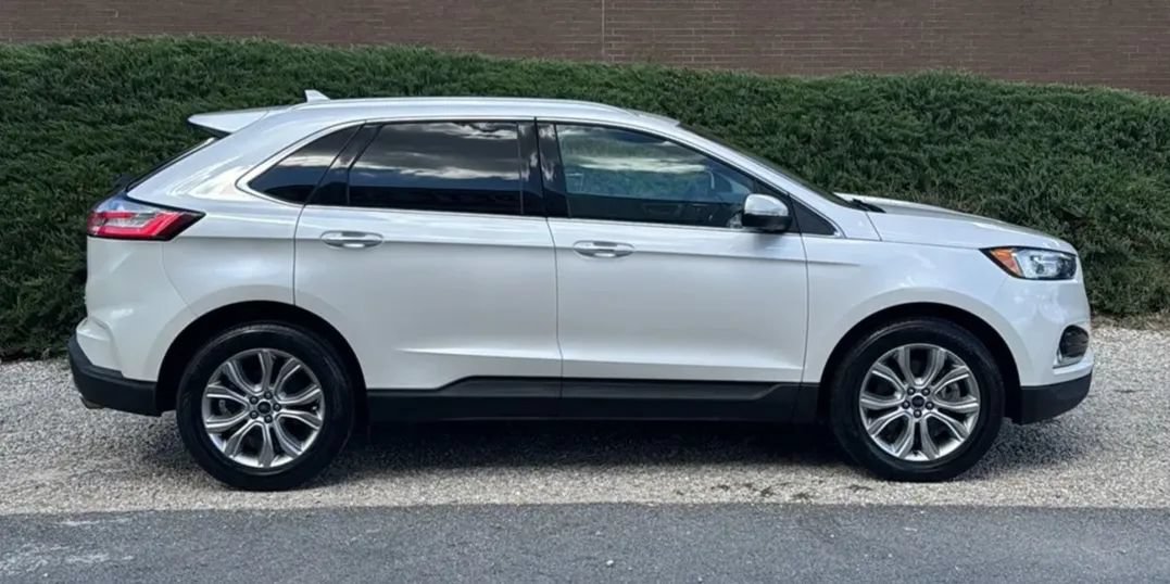 Used 2019 Ford Edge Titanium w/ Cold Weather Package AWD/4WD image 4