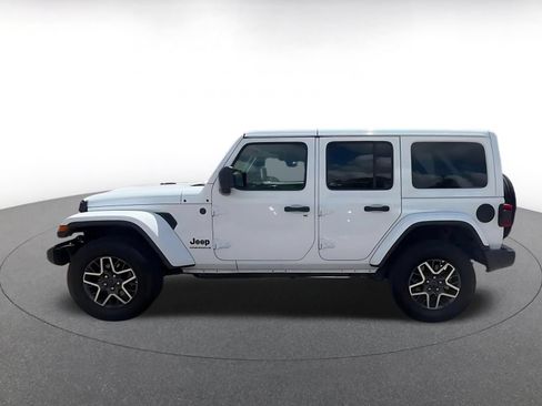 Used 2025 Jeep Wrangler Unlimited Sahara AWD/4WD image 9