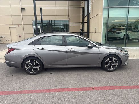 Used 2023 Hyundai Elantra SEL w/ Convenience Package FWD image 3