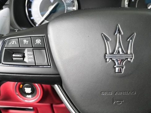 Used 2022 Maserati Quattroporte Modena RWD image 12
