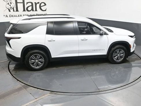 Used 2025 Chevrolet Traverse LT image 40