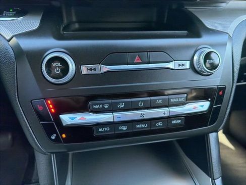 Used 2020 Ford Explorer XLT w/ Comfort Package AWD/4WD image 18