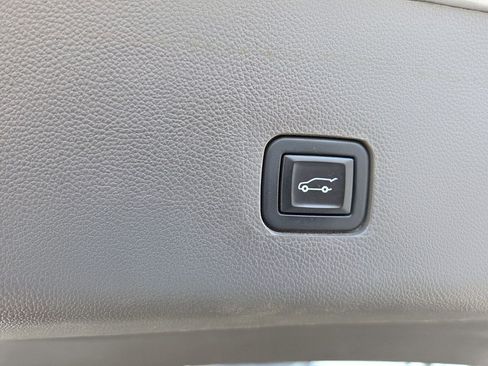 Used 2020 Chevrolet Traverse LT w/ LT Premium Package AWD/4WD image 14