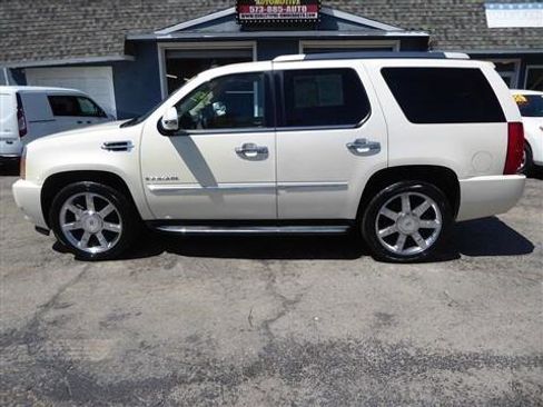 Used 2013 Cadillac Escalade Luxury AWD/4WD image 2