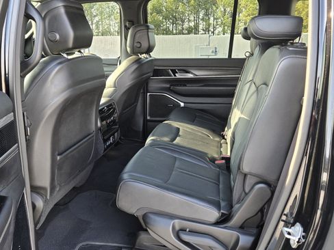 Used 2023 Jeep Wagoneer L Series II image 4