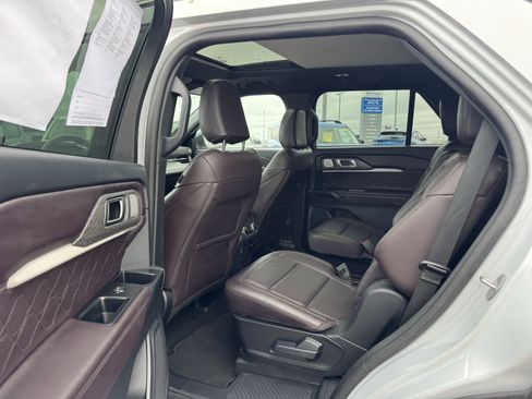 Certified 2025 Ford Explorer Platinum w/ LUX Leather Package image 19