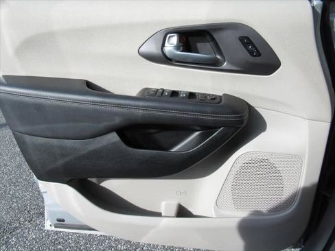 Certified 2024 Chrysler Pacifica Touring-L FWD image 16