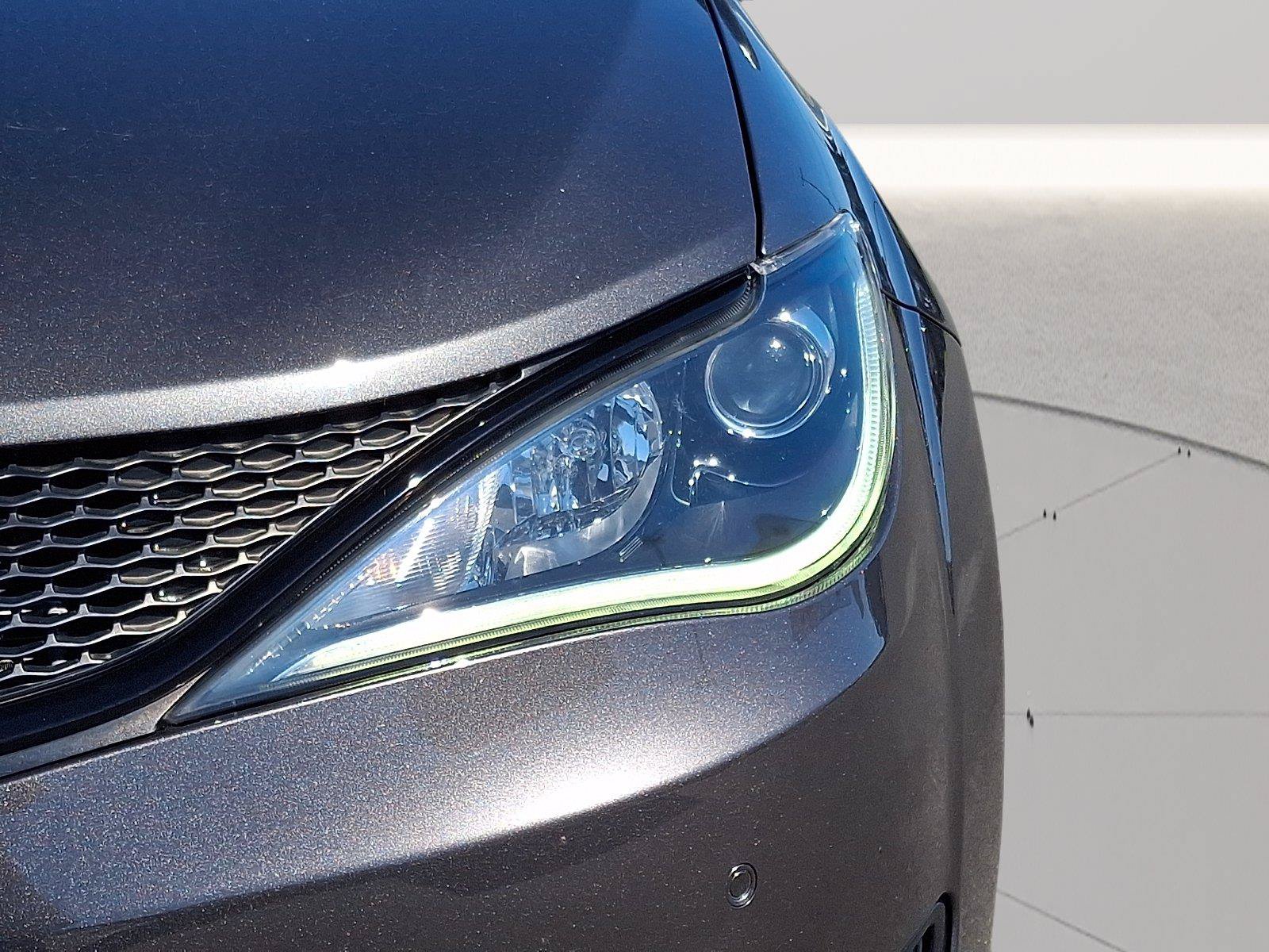 Used 2020 Chrysler Pacifica Limited w/ Advanced Safetytec Group FWD image 28