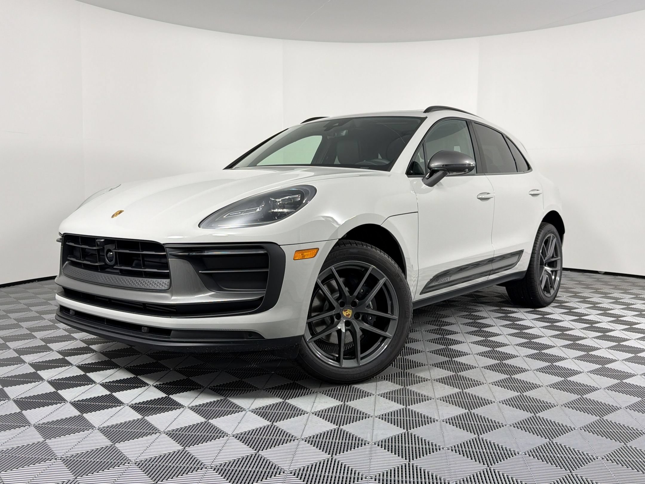 Certified 2026 Porsche Macan Turbo AWD/4WD image 1