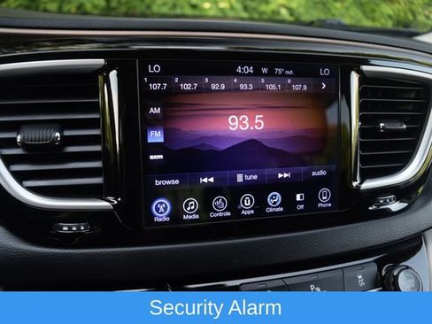 Used 2017 Chrysler Pacifica Touring-L FWD image 9