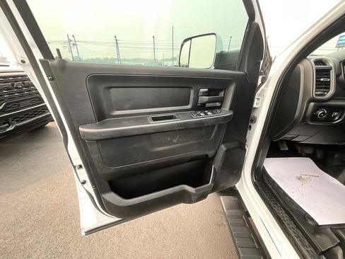 Used 2022 RAM 2500 Tradesman w/ Chrome Appearance Group AWD/4WD image 12