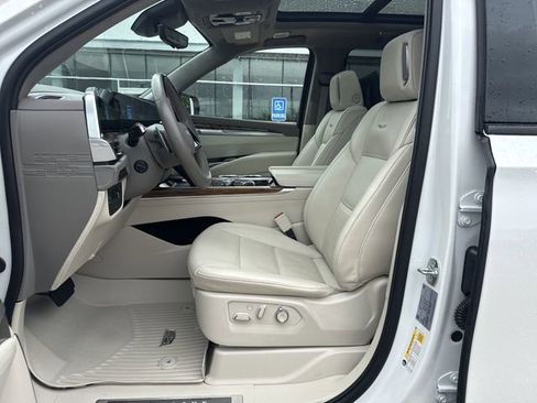 Certified 2025 Cadillac Escalade ESV Sport Platinum w/ LPO, Floor Liner Package AWD/4WD image 9