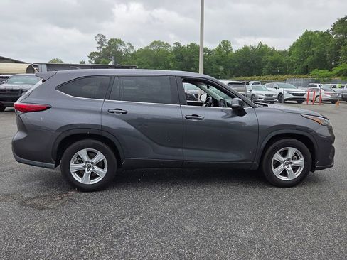 Used 2022 Toyota Highlander LE FWD image 12