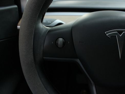 Used 2022 Tesla Model Y Long Range AWD/4WD image 27
