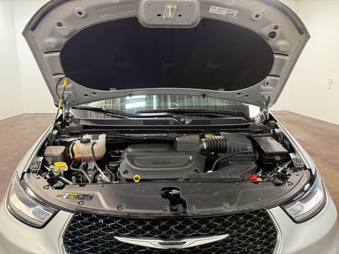 Used 2024 Chrysler Pacifica Touring-L image 19