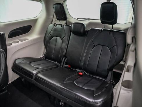 Used 2023 Chrysler Pacifica Touring-L FWD image 24