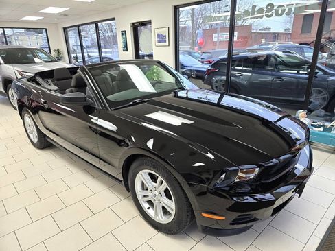 Used 2012 Ford Mustang Convertible image 3