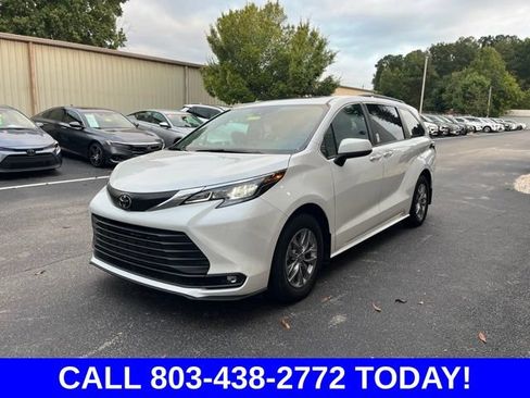 Used 2026 Toyota Sienna XLE FWD image 40