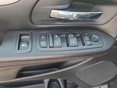 Used 2017 Dodge Grand Caravan GT FWD image 17