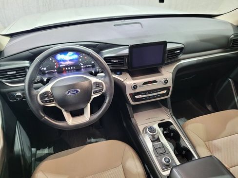 Used 2022 Ford Explorer XLT image 4