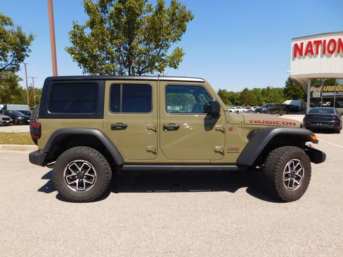 Used 2025 Jeep Wrangler Unlimited Rubicon AWD/4WD image 4