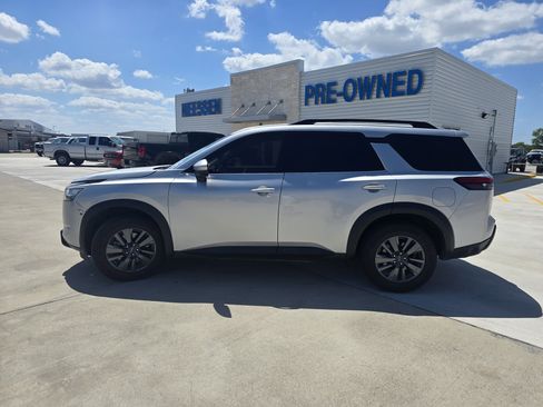 Used 2022 Nissan Pathfinder SV image 6