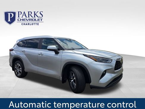 Used 2024 Toyota Highlander XLE AWD/4WD image 1