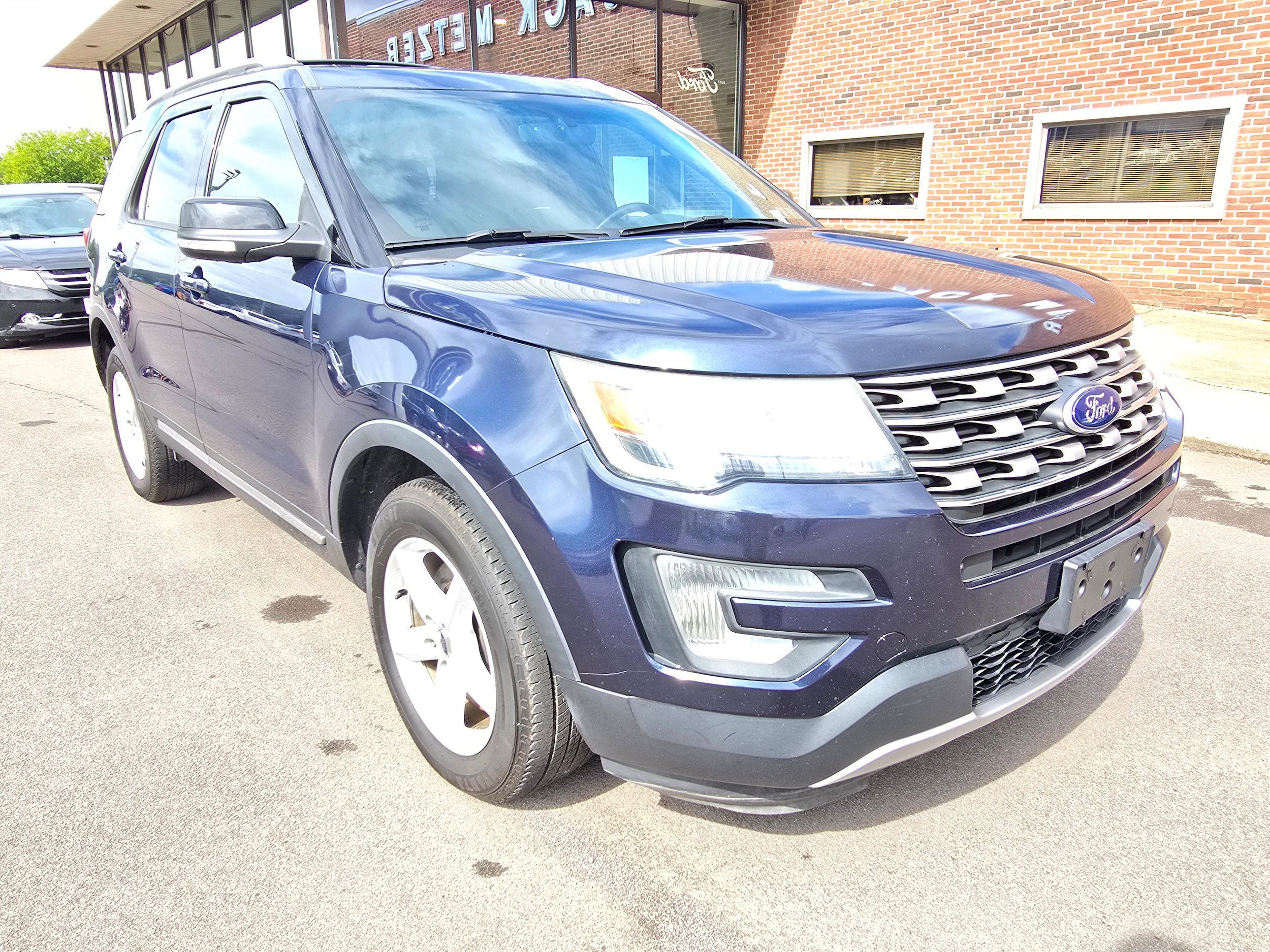 Used 2016 Ford Explorer XLT w/ Equipment Group 201A AWD/4WD image 1