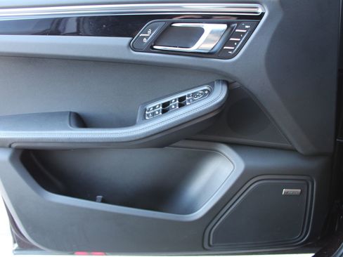 Certified 2024 Porsche Macan image 14