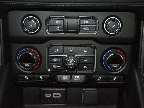 Used 2024 Chevrolet Suburban Z71 w/ Off-Road Capability Package AWD/4WD image 32