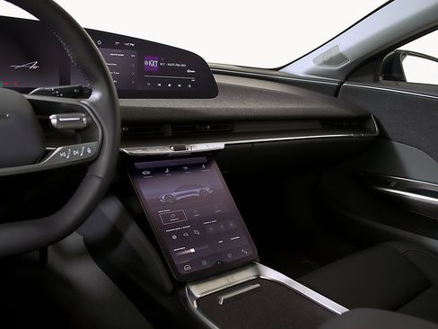 Used 2025 Lucid Air Pure RWD image 33