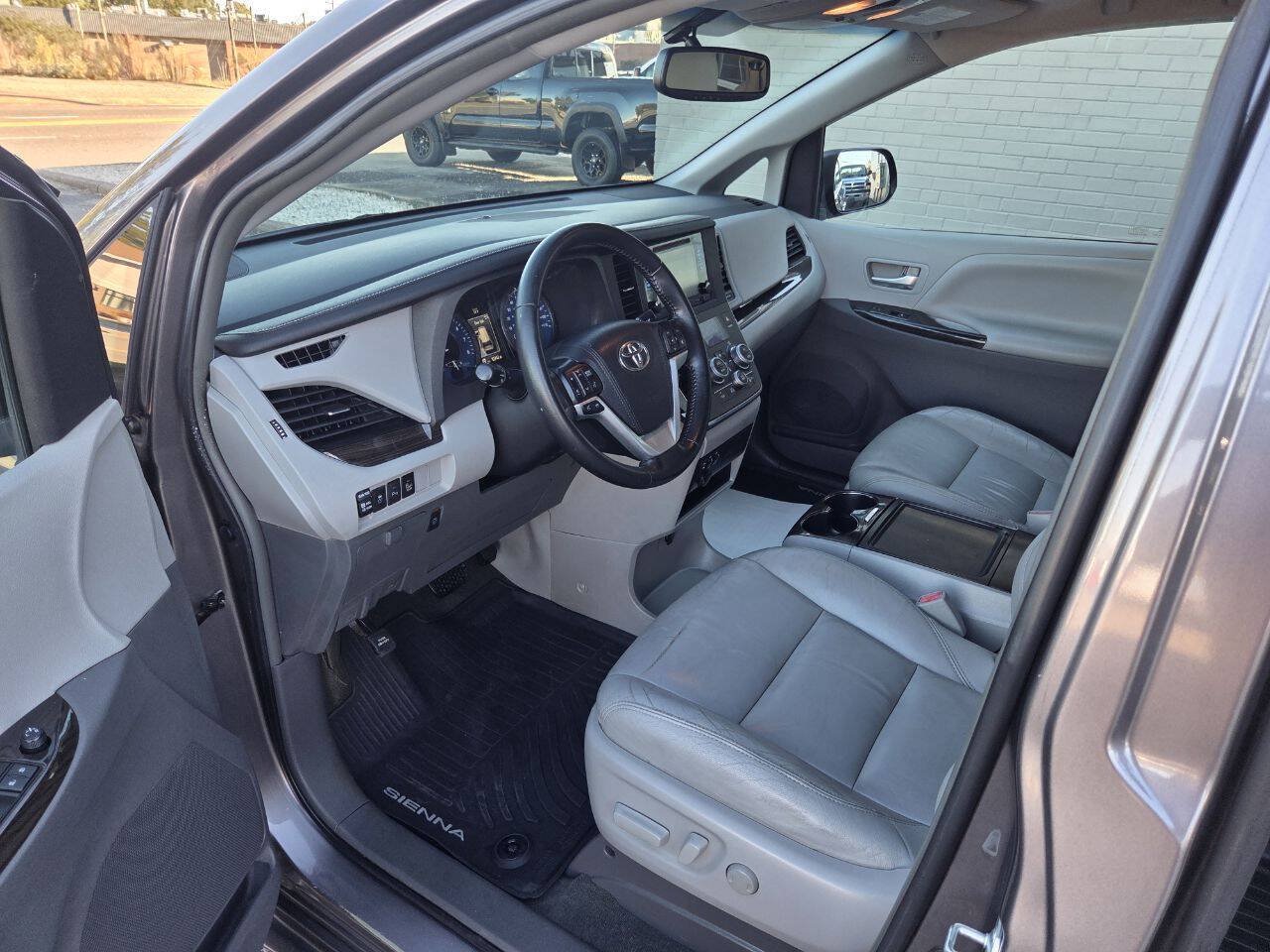 Used 2015 Toyota Sienna XLE FWD image 7