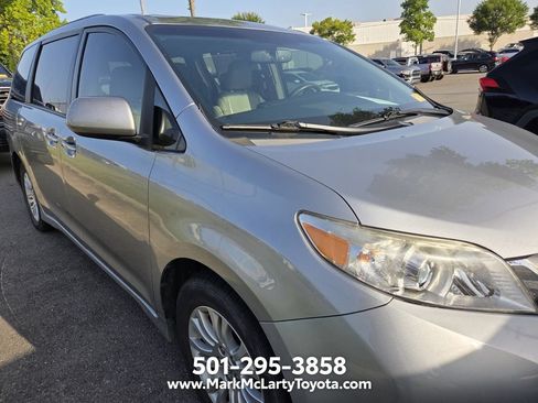 Used 2016 Toyota Sienna XLE w/ XLE Navigation Package FWD image 3