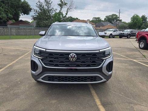 Used 2025 Volkswagen Atlas Cross Sport SE AWD/4WD image 2