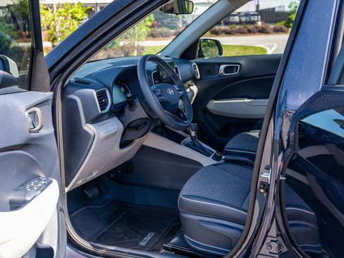 Used 2025 Hyundai Venue Limited FWD image 20