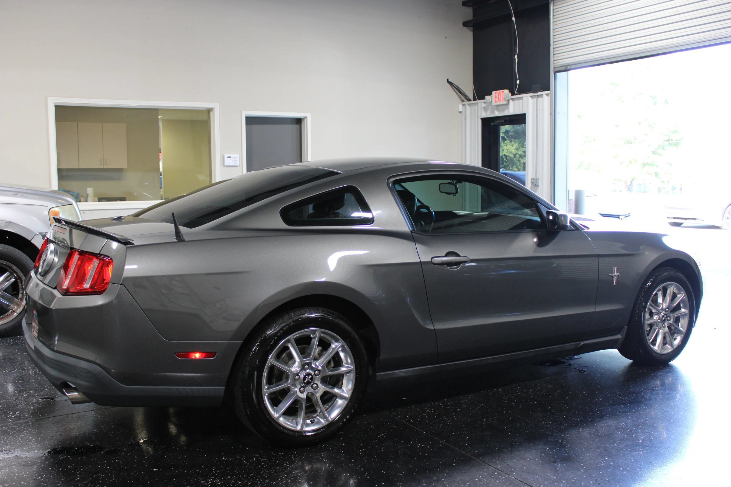 Used 2010 Ford Mustang Coupe RWD image 3