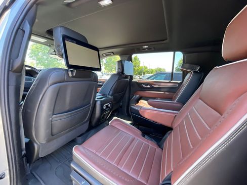 Used 2024 GMC Yukon XL Denali Ultimate AWD/4WD image 4