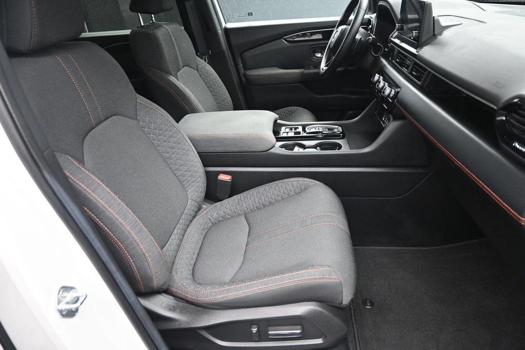 Used 2025 Honda Pilot Sport image 35
