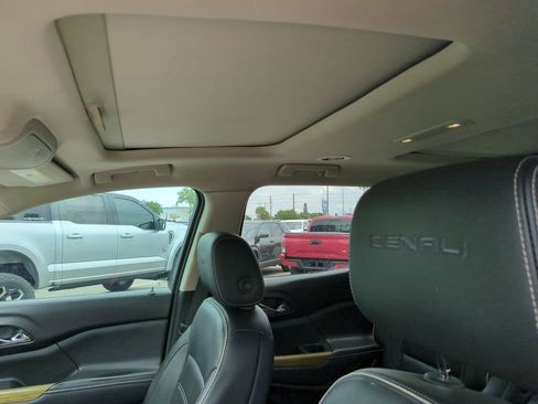 Used 2018 GMC Acadia Denali w/ Technology Package FWD image 21