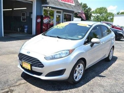 Used 2016 Ford Fiesta SE FWD image 2